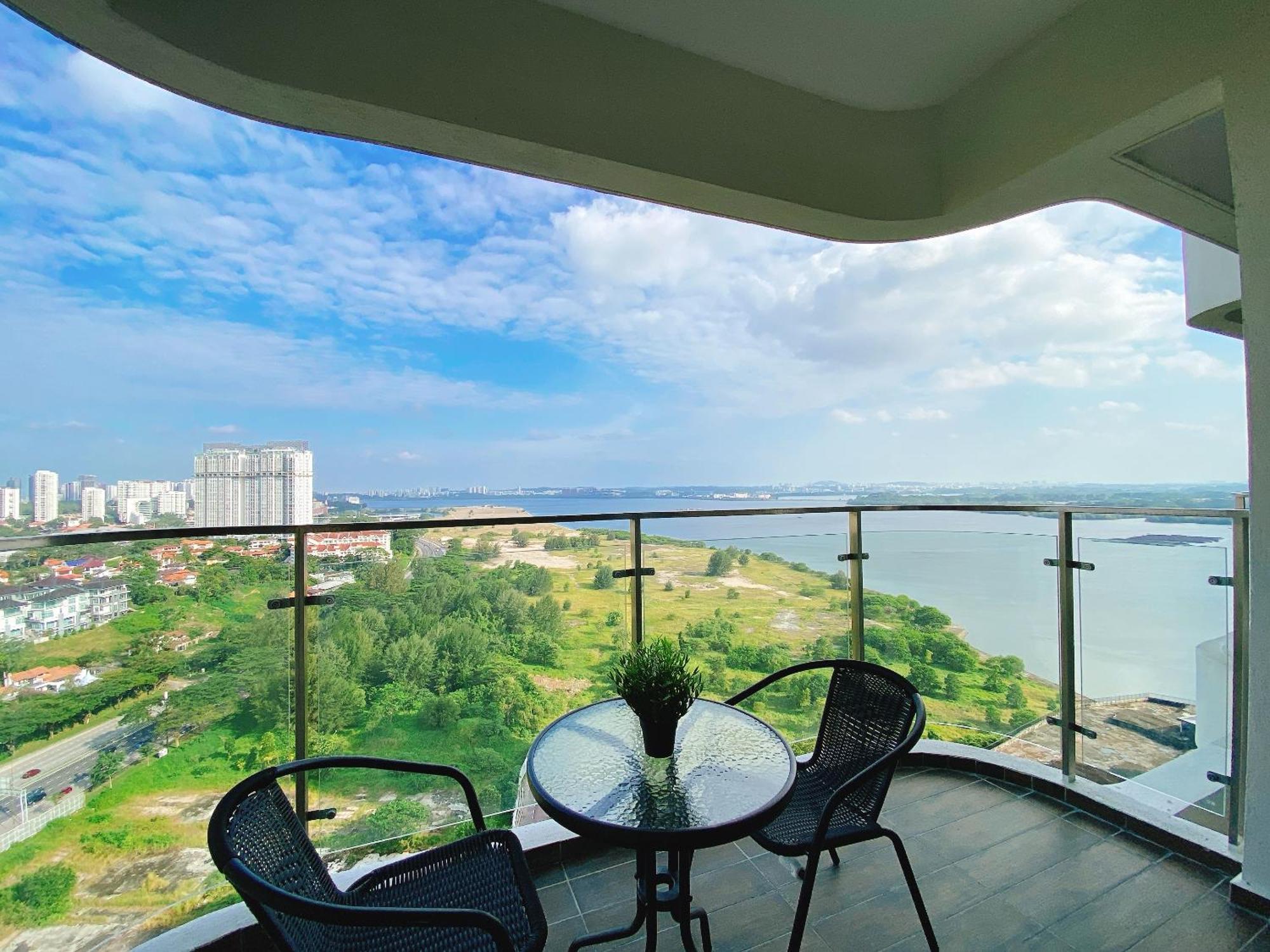 Pangsapuri Seafront Country Garden Danga Bay By Lions Bay *